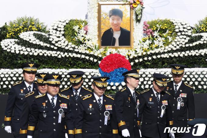18일 서울 송파구 경찰병원에서 엄수된 故 유재국 경위의 영결식을 찾은 경찰 간부들이 헌화 후 자리로 향하고 있다. 한2020.2.18/뉴스1 ⓒ News1 민경석 기자
