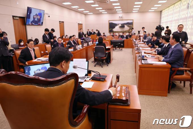소병훈 농해수위 위원장이 28일 오전 서울 여의도 국회에서 열린 농림축산식품해양수산위원회 전체회의에서 의사봉을 두드리고 있다. 2023.12.28/뉴스1 ⓒ News1 황기선 기자