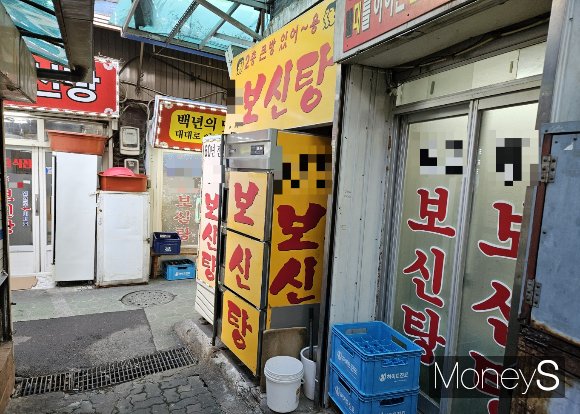 지난 12일 서울 종로구 신진시장에서 한숨을 내뱉고 있는 보신탕 가게 상인들을 만났다. /사진=문희인 기자