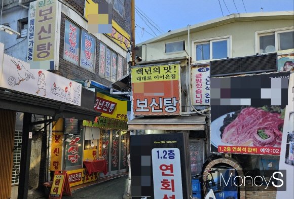 '개 식용 금지 특별법'이 국회 본회의를 통과하면서 관련 종사자들에 대한 보상안이 관건으로 부상했다. 사진은 지난 12일 찾은 서울 종로구 신진시장 보신탕 골목. /사진=문희인 기자