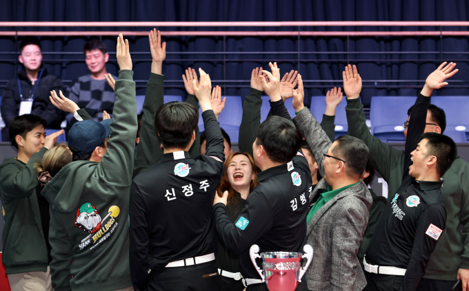 하나카드가 지난 14일에 열린 PBA팀리그 5라운드에서 우승을 차지해 포스트시즌 진출을 확정지었다. /사진=PBA