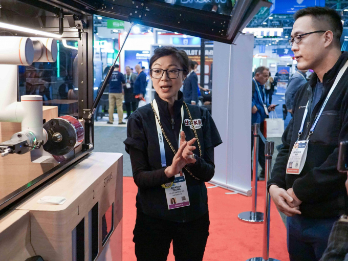 김동선 한화로보틱스 부사장이 CES 2024 푸드테크 존에서 로봇을 살펴보고 있다 /사진=한화로보틱스 
