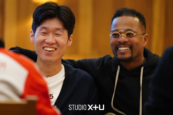 LG유플러스의 콘텐츠 전문 스튜디오인 STUDIO X+U가 스포츠 예능 '맨인유럽'을 공개하며 콘텐츠 라인업을 지속 확대한다고 15일 밝혔다. 사진은 맨인유럽 촬영 중인 박지성(왼쪽)과 파트리스 에브라. /사진=LG유플러스