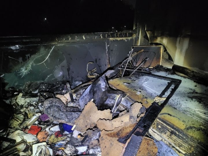 한밤중 세종시 한 아파트에서 화재가 발생해 일가족 3명이 전신화상을 입고 병원에 이송됐다. 사진은 화재 현장 모습. /사진=뉴시스(세종소방본부 제공)