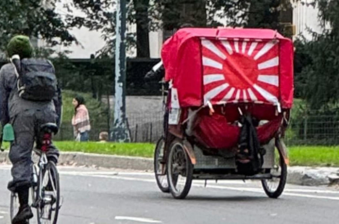 서경덕 성신여대 교수가 미국 뉴욕 센트럴 파크에 욱일기로 장식한 관광 인력거가 활보하고 있어 뉴욕시 당국에 항의했다고 밝혔다. 사진은 문제의 인력거 모습. /사진=서경덕 교수 페이스북 캡처