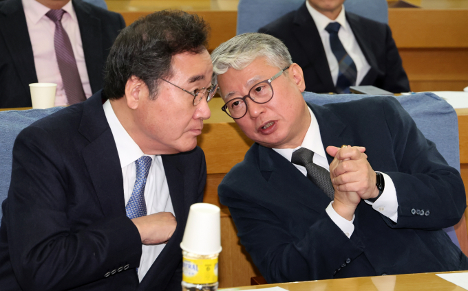 15일 조응천 무소속 의원(경기 남양주시갑)이 더불어민주당 내 현역 의원 추가 입당 가능성에 대해 "많이들 심란해하고 있다"고 전했다. 사진은 조 의원(오른쪽)과 이낙연 전 민주당 대표(왼쪽)가 지난 14일 서울 여의도 국회 의원회관에서 열린 미래대연합(가칭) 창당준비위원회 출범식에서 대화를 하는 모습. /사진=뉴시스