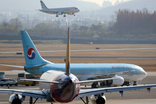 서울 강서구 김포공항 계류장에서 대한항공과 아시아나항공, 에어부산 여객기가 이동하고 있다. /사진=이기범 기자 