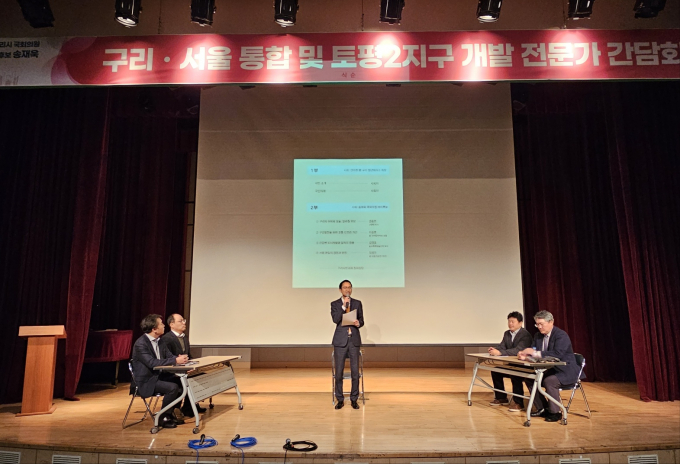 송재욱 예비후보가  ‘구리·서울 통합 및 토평 2지구 개발 전문가 간담회' 마련의 취지에 대해 설명하고 있다. /사진=이건구 기자