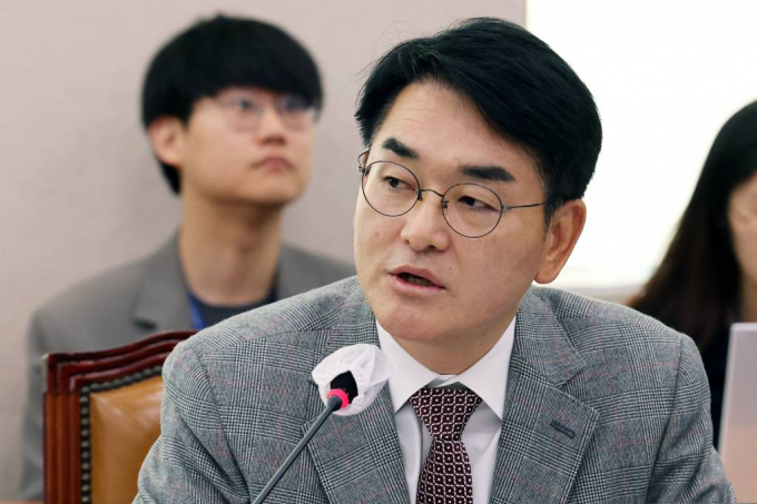 박용진 더불어민주당 의원이 "성비위 의혹 3인방이 당 공천 국면을 이끌어가선 안 된다"며 이재명 대표의 즉각적인 조치를 촉구했다. 사진은 지난해 10월20일 서울 여의도 국회에서 열린 국정감사에서 참고인으로 출석한 '부산 돌려차기' 피해자에게 사건 관련 질의를 하고 있는 박용진 더불어민주당 의원. /사진=뉴스1