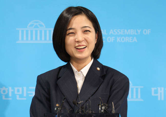 15일 류호정 정의당 의원(비례대표)가 탈당을 선언하며  "제3지대에서 세 번째 권력이 되겠다"고 말했다. 사진은 류 의원이 15일 오전 서울 여의도 국회에서 기자회견을 열고 탈당 선언을 한 후 취재진의 질문에 답변하는 모습. /사진=뉴시스