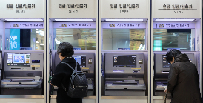  서울 시내 시중은행 ATM 기기에서 시민들이 이용하는 모습./사진=뉴스1