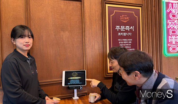 도야짬뽕 조선대점에 설치된 하이오더를 통해 고객들이 신기한 듯 주문을 하고 있다/사진=KT전남·북광역본부 제공.