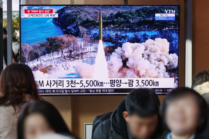15일 국방부가 북한의 고체연료 중거리탄도미사일(IRBM) 발사를 엄중 경고하며 즉각 중단할 것을 촉구했다. 사진은 15일 서울 중구 서울역 대합실에서 시민들이 북한의 탄도미사일 도발 관련 뉴스를 지켜보는 모습. /사진=뉴스1