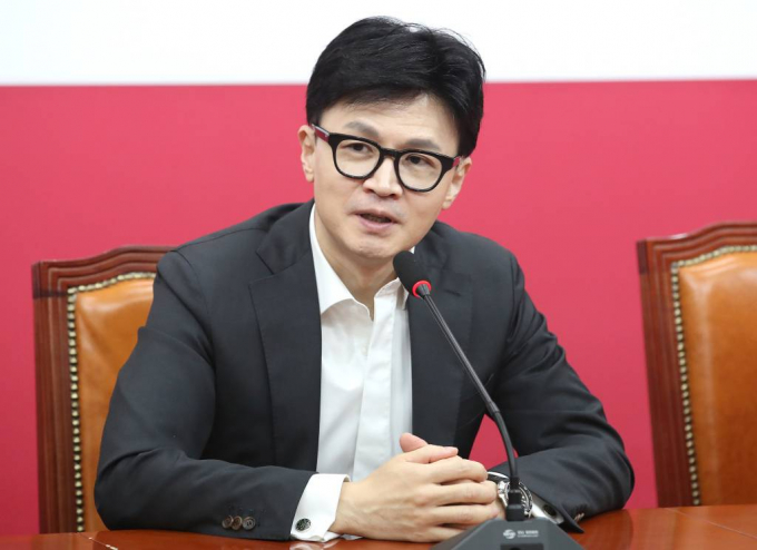 한동훈 국민의힘 비상대책위원장이 지금의 민주당은 과거 민주당에 비해 개혁적이지 않다며 이재명 대표 관련 개혁안은 무조건 반대하고 있다고 지적했다. 사진은 15일 오전 서울 여의도 국회에서 열린 국민의힘 인재영입위원회 국민인재 영입 환영식에서 발언을 하고 있는 한동훈 국민의힘 비상대책위원장. /사진=뉴스1