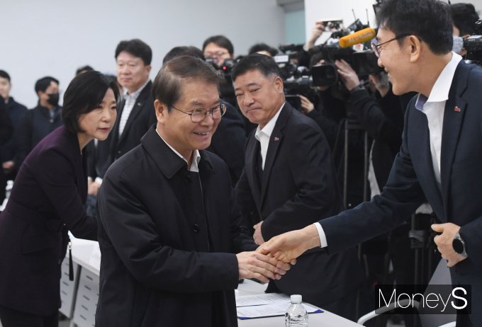 [머니S포토] 참석자들과 인사하는 이정식·오영주 장관