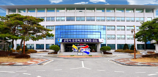 진도군이 지난해 군에서 발주한 사업에 대한 계약심사를 실시해  17억원에 달하는 예산을 절감했다./진도군청