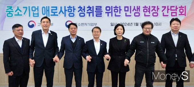 [머니S포토] 이정식·오영주 '중소기업 대표들과 손잡고'