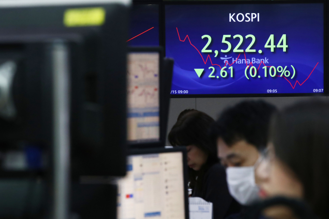 코스피 지수가 약보합세로 거래를 시작한 15일 오전 서울 중구 하나은행 딜링룸에서 직원들이 업무를 보고 있다./사진=뉴스1