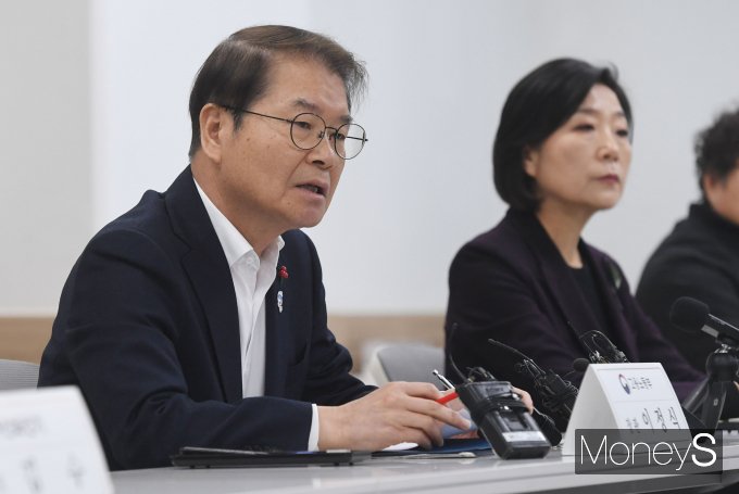 [머니S포토] 이정식 장관 