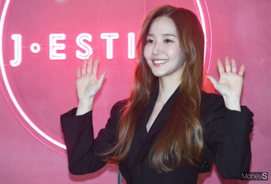 빗썸의 실소유주로 지목된 사업가 강종현과 열애설에 휩싸였던 배우 박민영이 금전적인 지원을 받았다는 의혹에 휩싸였다. 사진은 지난 2022년 11월 서울 강남구 신사동에서 열린 주얼리 & 핸드백 브랜드 제이에스티나(J.ESTINA) 팝업스토어 '재즈바(J'Z BAR)' 오픈 행사에 참석한 배우 박민영. /사진=장동규 기자