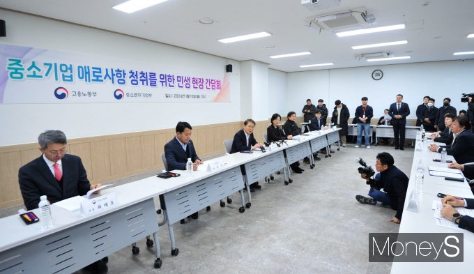 [머니S픽] 중소기업 현장 찾은 중기부·고용부, '중대재해처벌법 애로 청취'