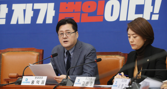 15일 더불어민주당은 이재명 민주당 대표의 당무 복귀 시점에 대해 "이번주 복귀를 기대한다"고 전했다. 사진은 홍익표 더불어민주당 원내대표(왼쪽)가 15일 오전 서울 여의도 국회에서 열린 최고위원회의에서 발언하는 모습. /사진=뉴스1