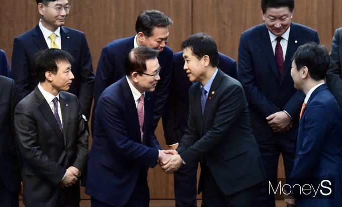 ▲ 협약 후 조용병 은행연합회장 등 금융권 협회장들과 나누는  김주현 금융위원장과 이복현 금융감독원장