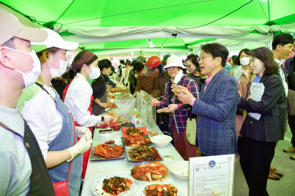 강기정 광주광역시장이 지난해 11월 3일 서구 상무시민공원에서 열린 '제30회 광주김치축제 개막식'에 참석해 '우리동네 김반장을 찾아라' 부스를 돌며 김치 맛을 보고 있다./사진=광주시 
