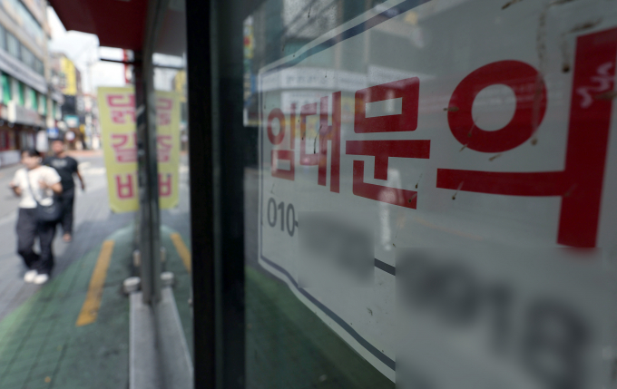 울 도심 대학가 앞 상가 곳곳이 텅 비어 임대문의 등이 붙어 있다./사진=뉴스1