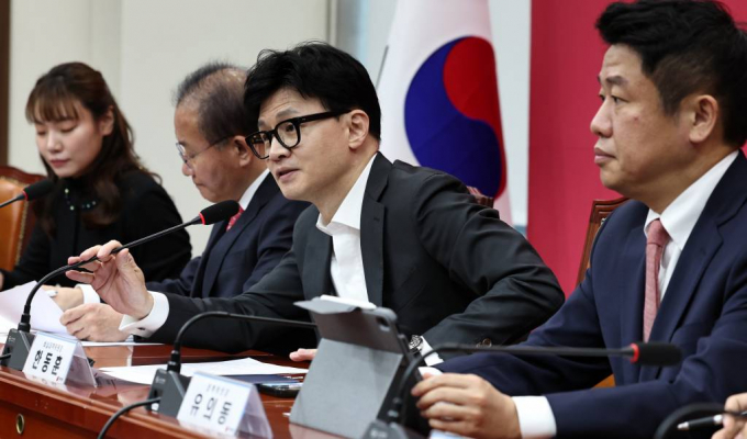 한동훈 국민의힘 비상대책위원장이 민주당이 제기한 정부가 이재명 대표 피습 사건을 축소·은폐하고 있다는 것에 대해 음모론이라고 일축했다. 사진은 15일 오전 서울 여의도 국회에서 열린 비상대책위원회의에서 모두발언을 하고 있는 한동훈 국민의힘 비상대책위원장. /사진=뉴스1