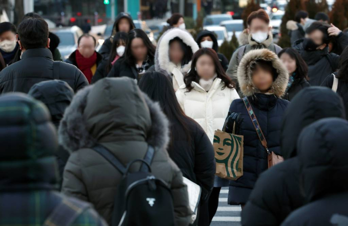 오는 16일에는 전국 대부분 지역에 바람이 강하게 불어 체감온도는 더욱 낮아 매우 추울 전망이다. 사진은 영하권 추운 날씨를 보인 15일 오전 서울 종로구 세종대로 인근에서 시민들이 이동하고 있는 모습. /사진=뉴시스