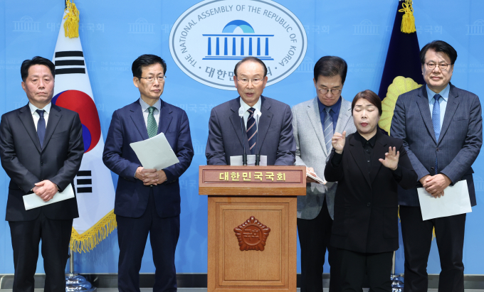 15일 신경민 전 더불어민주당 의원, 최운열 전 민주당 의원이 탈당을 선언 후 이낙연 전 민주당 대표의 신당 새로운미래에 합류한다고 밝혔다. 사진은 최 전 의원(가운데) 15일 서울 여의도 국회 소통관에서 더불어민주당 탈당과 새로운미래 참여 기자회견을 하는 모습. /사진=뉴스1