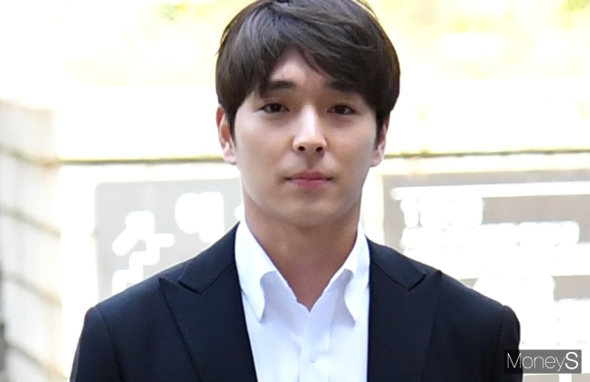  집단 성폭행 혐의로 실형을 살고 출소한 FT아일랜드 출신 최종훈이 연예계 활동 복귀에 나섰다. 사진은 지난 2019년 5월 서울 서초구 서울중앙지방법원에서 열린 영장실질심사(구속 전 피의자 심문)에 출석한 성폭력 범죄의 처벌 등에 관한 법률 위반(특수준강간) 등 혐의를 받는 FT아일랜드 출신 최종훈(29). /사진=장동규 기자 