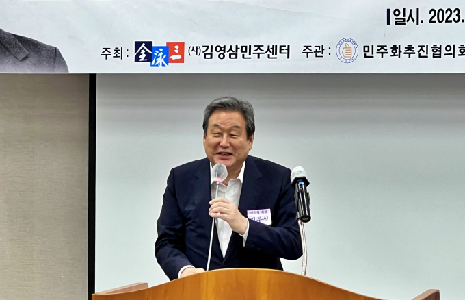 15일 김무성 전 새누리당 대표가 제22대 국회의원 선거 부산 중·영도구 출마를 선언하며 공천 불가시엔 무소속 출마도 불사할 것을 밝혔다. 사진은 지난해 9월5일 부산 연제구 부산시의회 브링핑룸에서 열린 '김영삼 대통령과 부산·울산·경남' 기념 세미나에 참석한 김 전 대표가 인사말을 하는 모습. /사진=뉴시스