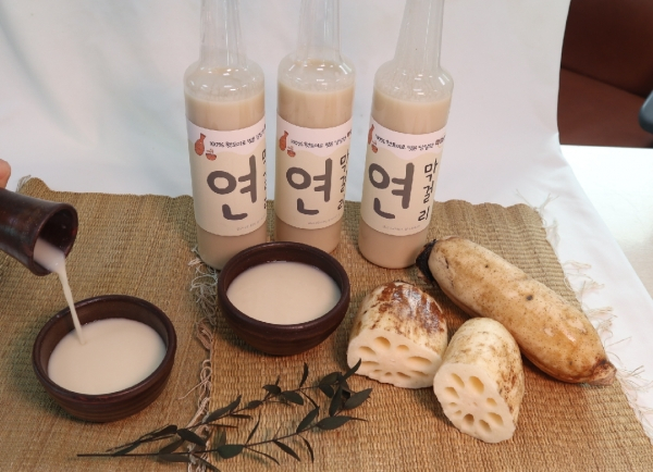 시흥시는 지난12일 농산물가공제품 개발 사업의 성과로 특허 ‘연 성분이 함유된 탁주 제조 방법’을 신규 등록했다고 밝혔다. / 사진제공=시흥시