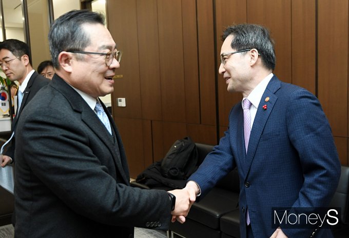 [머니S포토] 구자열 무역협회장과 악수하는 한기정 위원장
