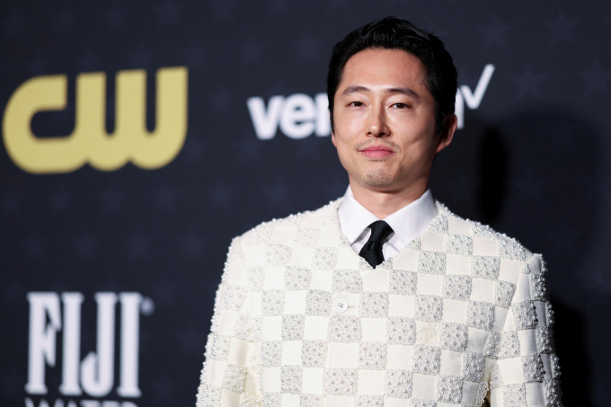 할리우드 배우 스티븐 연이 미국 LA에서 열린 제29회 크리틱스 초이스 어워즈에서 넷플릭스 오리지널 시리즈 '성난 사람들'(비프)로 TV 시리즈 부문 남우주연상을 수상했다. /사진=로이터