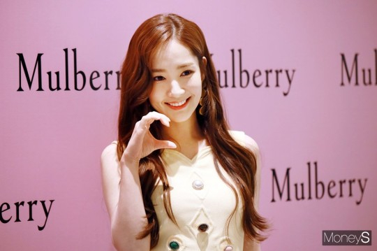 배우 박민영이 또 다시 불거진 전 남자친구인 사업가 강종현의 2억5000만원 금전적 지원설을 부인했다.사진은 지난 2018년 12월 서울 송파구 올림픽로 롯데 에비뉴엘 월드타워점에서 열린 럭셔리 브랜드 리뉴얼 오픈 기념 포토월 행사에 참석한 배우 박민영. /사진=임한별 기자 