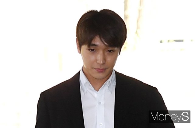 집단 성폭행 혐의로 실형을 살고 출소한 FT아일랜드 출신 최종훈이 연예계 활동 복귀에 나섰다. 사진은 지난 2019년 5월 서울 서초구 서울중앙지방법원에서 열린 영장실질심사(구속 전 피의자 심문)에 출석한 성폭력 범죄의 처벌 등에 관한 법률 위반(특수준강간) 등 혐의를 받는 FT아일랜드 출신 최종훈(29). /사진=장동규 기자