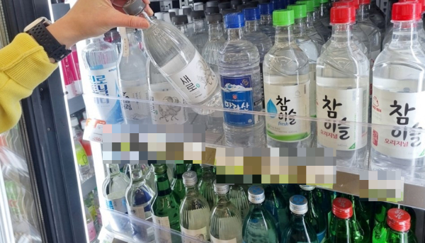 지난해 CU에서 페트 소주가 전체 소주 매출에서 차지하는 비중이 50.2%를 기록했다. 사진은 소주 제품이 편의점 매대에 진열된 모습. /사진=BGF리테일