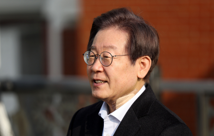이재명 더불어민주당 대표가 당무 복귀에 대한 의지를 보이고 있다. 그는 이르면 오는 17일 당무 복귀할 예정이다. 사진은 이 대표가 지난 10일 서울 종로구 서울대병원에서 퇴원하며 입장을 말하는 모습. 사진=뉴시스