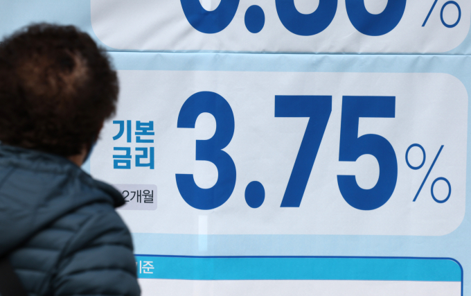 서울의 한 은행에 붙은 예금 금리 안내문의 모습./사진=뉴스1