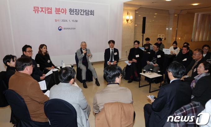 [사진] 유인촌 장관, 뮤지컬 분야 현장간담회