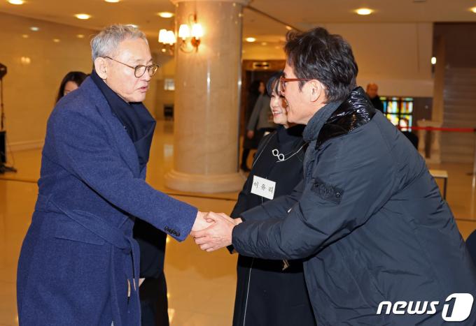 [사진] 뮤지컬 분야 현장간담회 참석하는 유인촌 장관