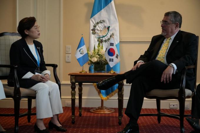 김정재 국민의힘 의원이 정부 특사 자격으로 베르나르도 아레발로 신임 과테말라 대통령을 만나고 있다.(외교부 제공)