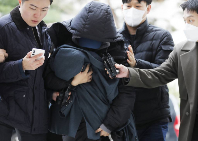 고 이선균을 협박해 5000만원을 챙긴 20대 여성의 구속기간이 오는 24일까지로 연장됐다. 사진은 지난달 28일 고 이선균을 협박, 금품 갈취한 혐의로 사전 구속영장이 청구돼 인천 미추홀구 인천지법에서 구속 전 피의자 심문(영장실질심사)에 출석하기 위해 이동하는 20대 여성. /사진=뉴시스