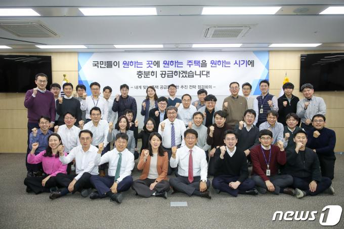 [사진] 직원들과 기념촬영하는 박상우 장관