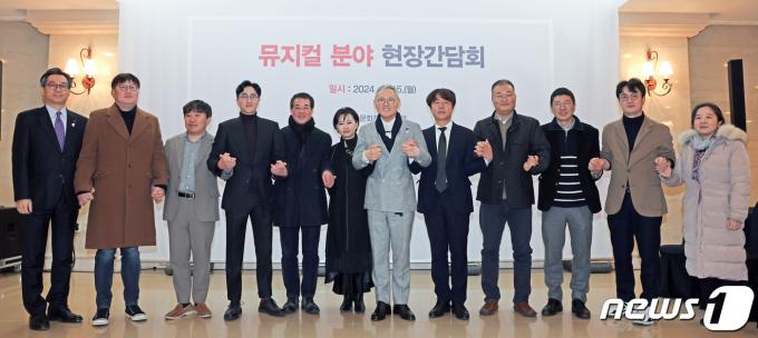 [사진] 유인촌 장관, 뮤지컬 분야 현장간담회