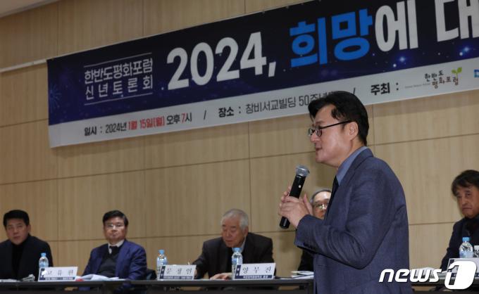 [사진] 한반도평화포럼 신년토론회 인사말하는 홍익표 원내대표