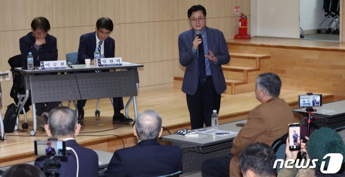 [사진] 홍익표 원내대표, 한반도평화포럼 신년토론회 인사말